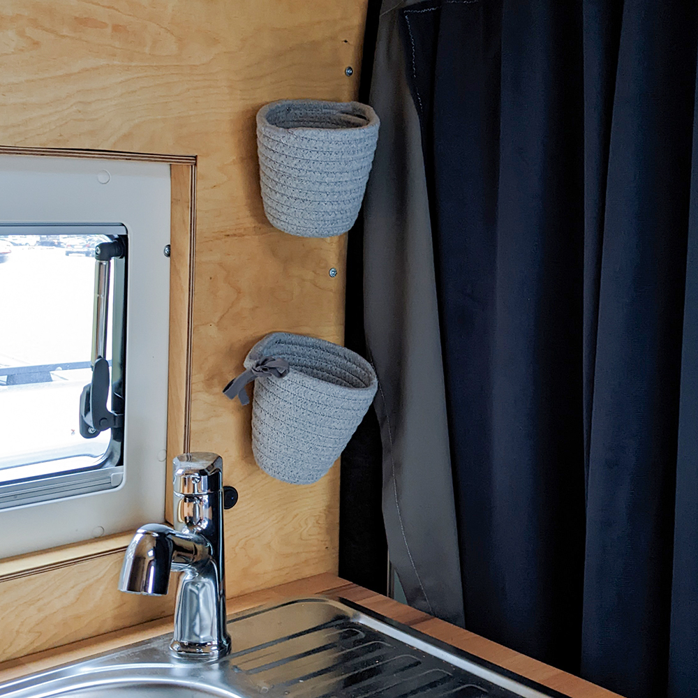 Kleine Aufbewahrungsmöglichkeiten an der Wand