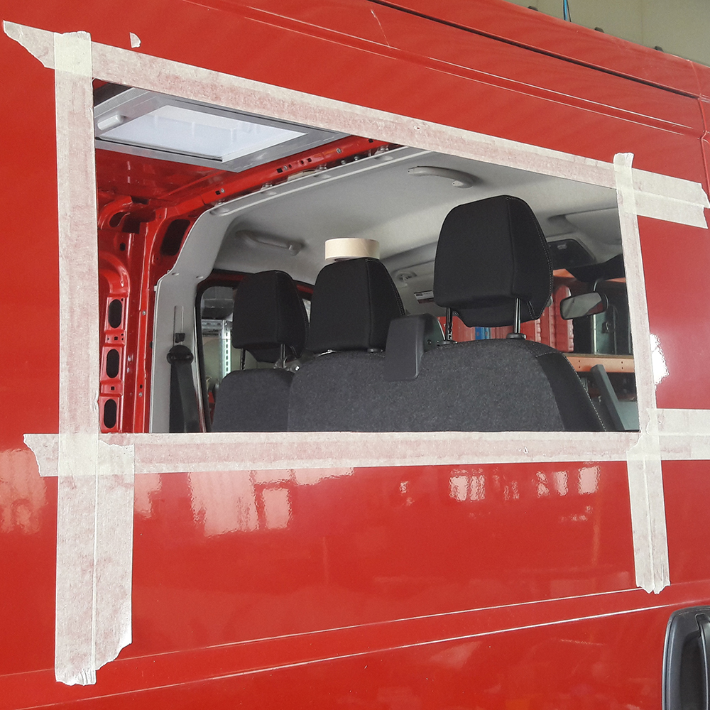 Der Ausschnitt in der Seitentür für ein Fenster