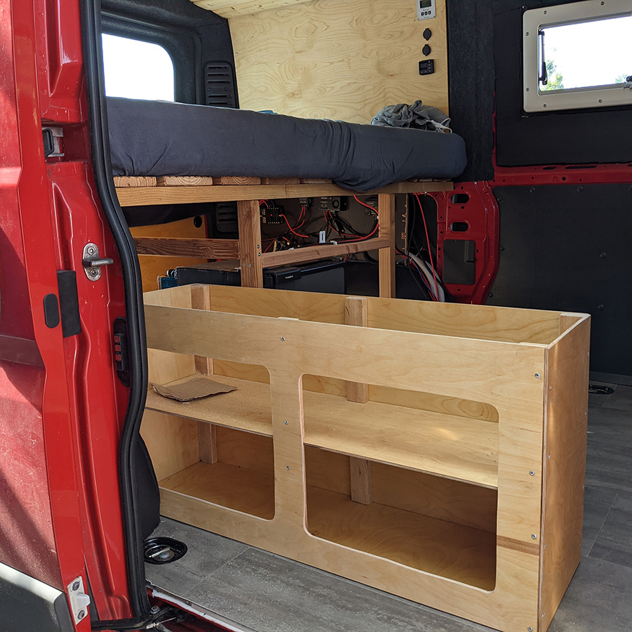 Die ersten Möbel sind im Auto eingebaut, die Kiste ist noch in Arbeit