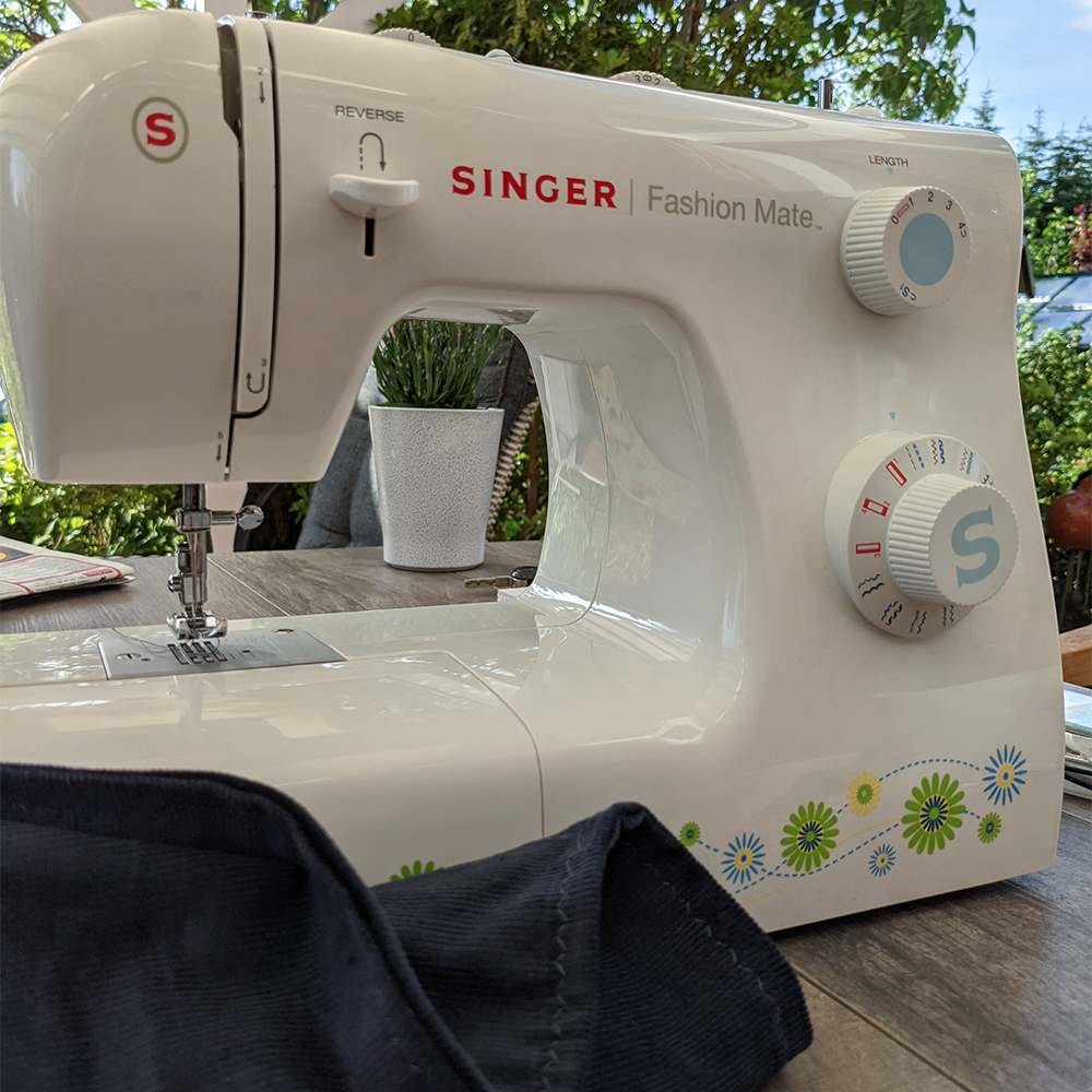 Nähen der Gardinen mit der Nähmaschine 