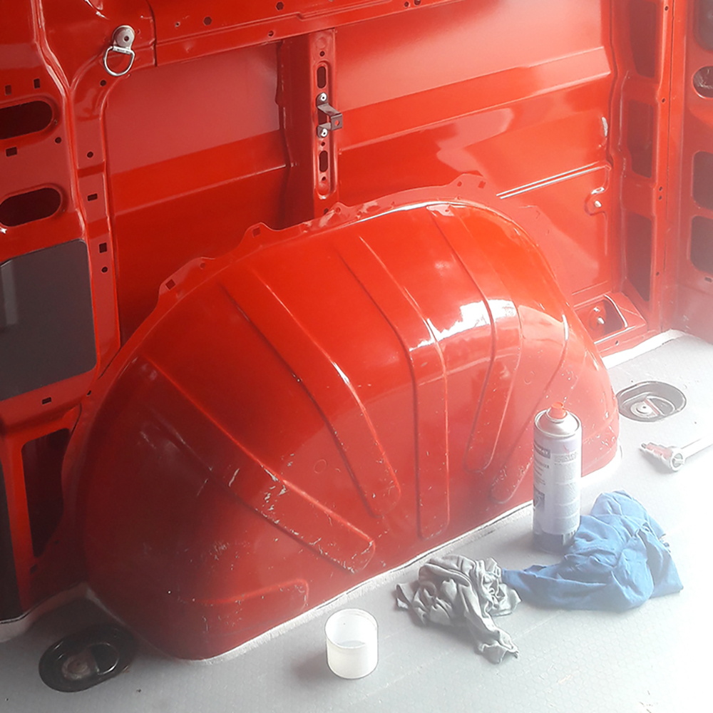 Bremsenreiniger und Lappen im Auto