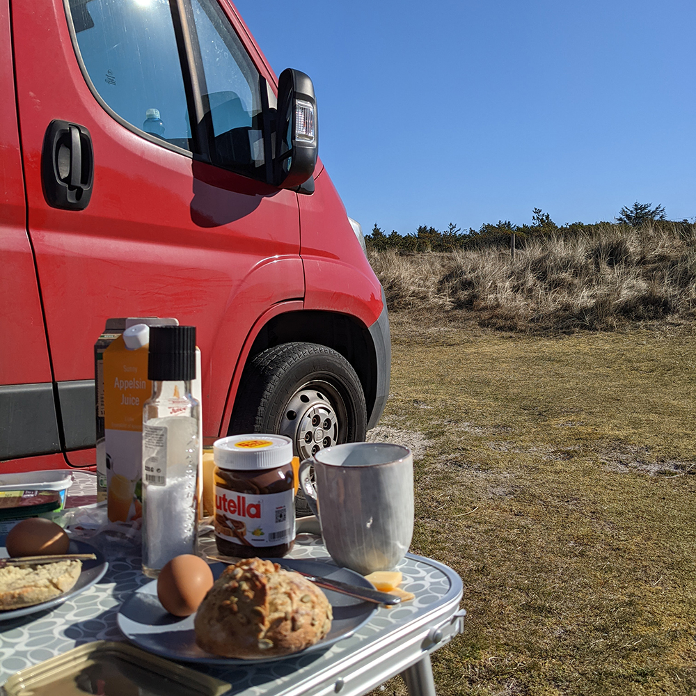 Frühstück draußen vor dem Camper