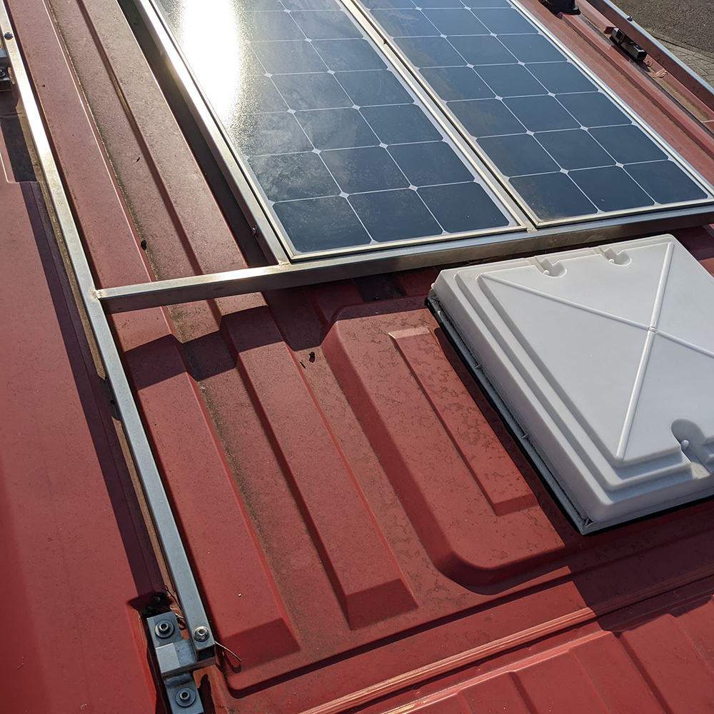 Blick aufs Dach mit Solarplatten