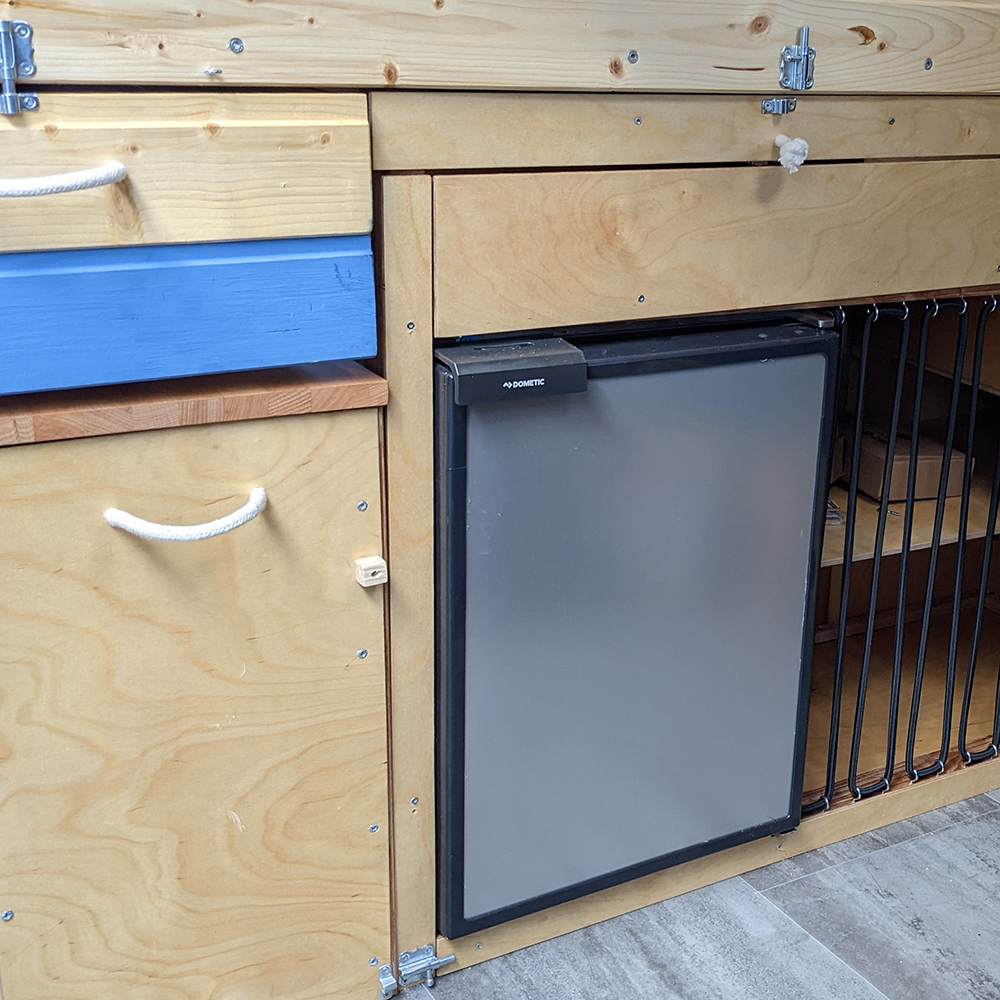 Die Verkleidung der Stauräume unter dem Bett